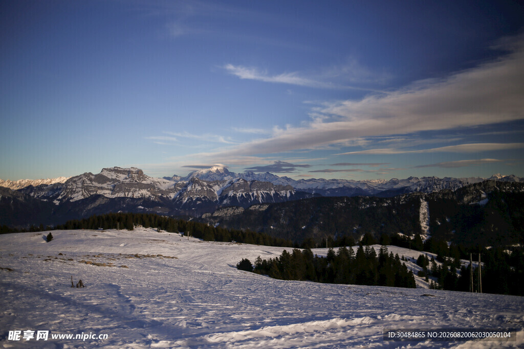 雪山蓝天美景