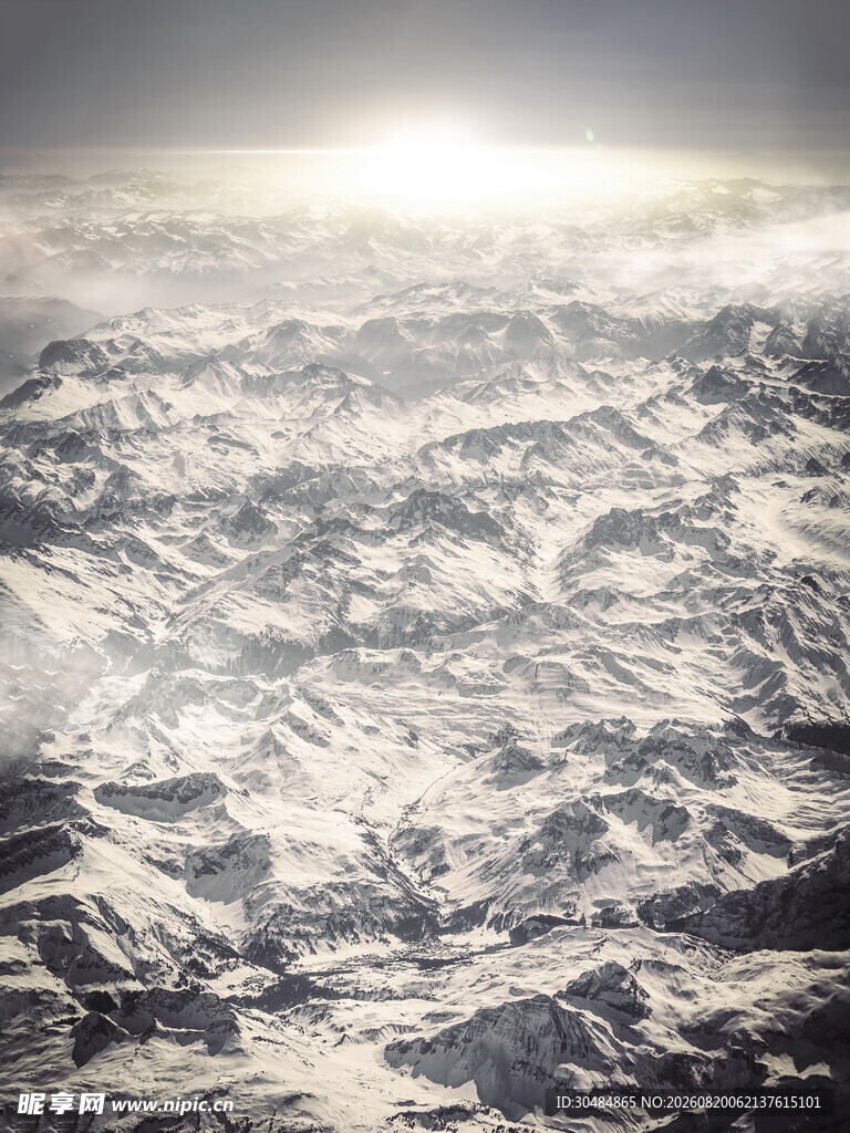 高空俯瞰壮丽雪山景观