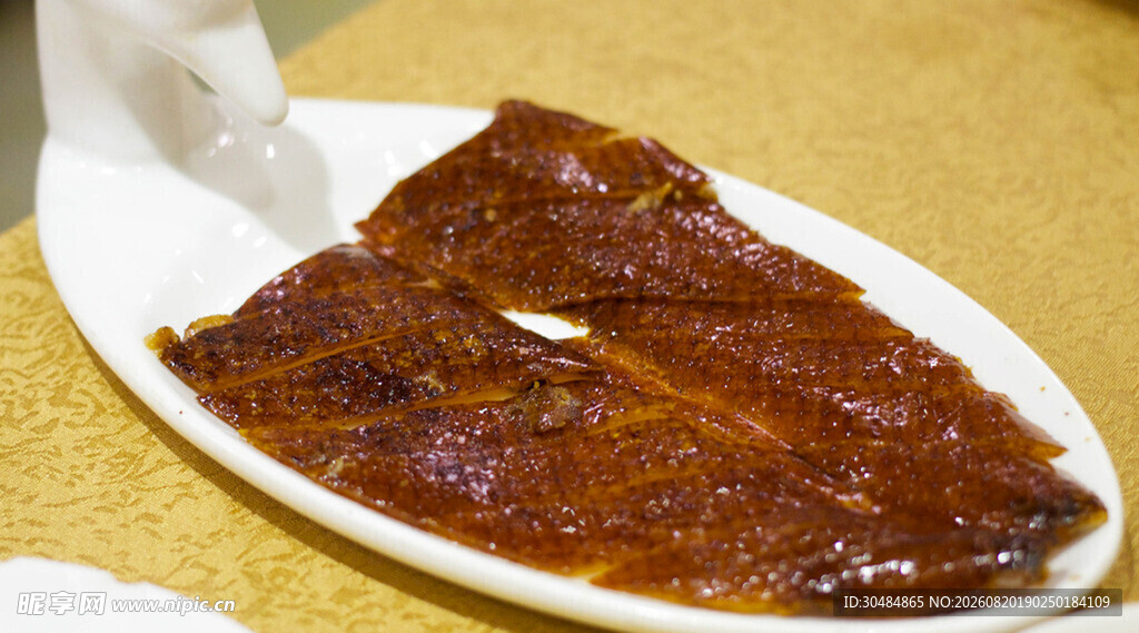 美味酱鸭摆盘中