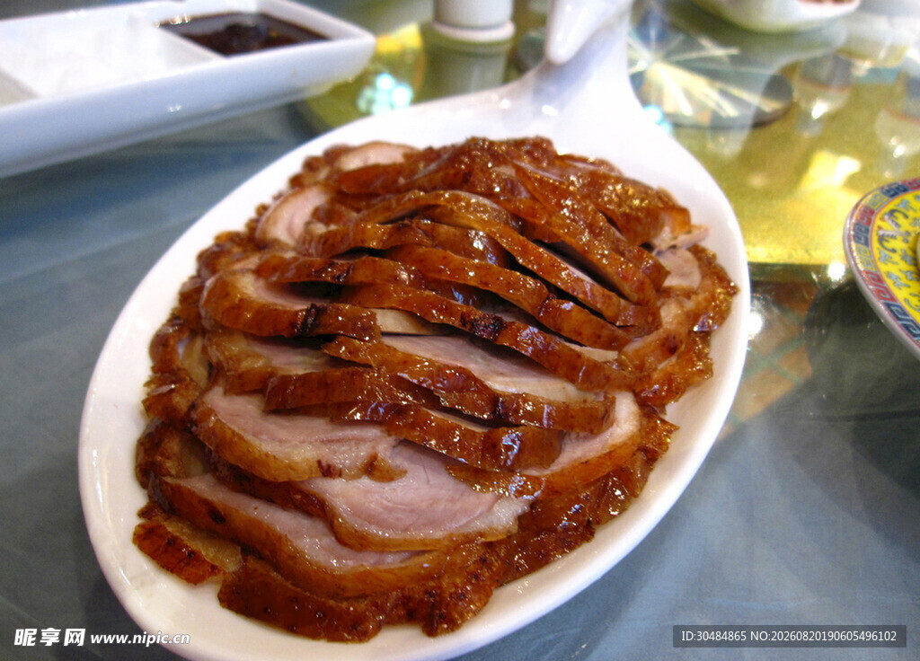 美味切片烤鸭摆盘中