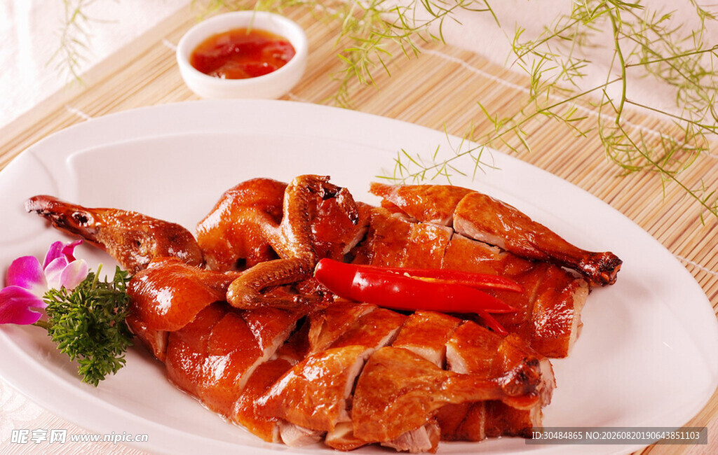 美味烤鸭摆盘精致诱人