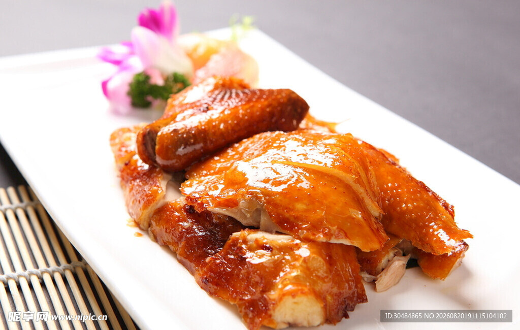 美味烤鸡摆于精致盘中