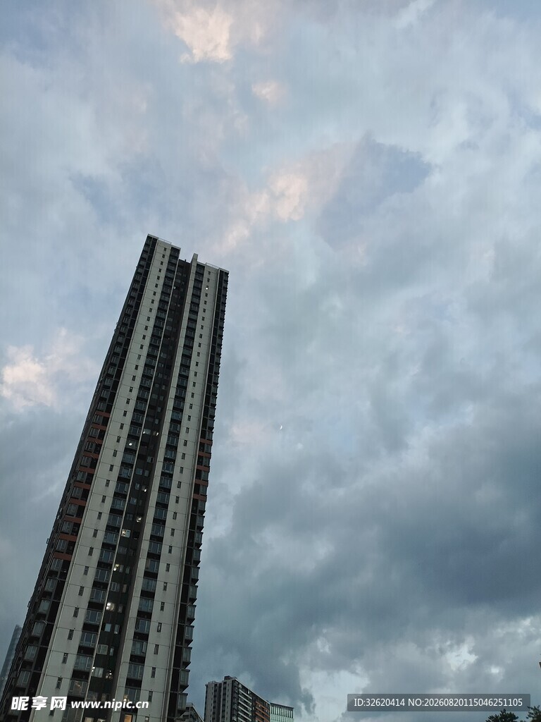 高楼矗立在多云天空下