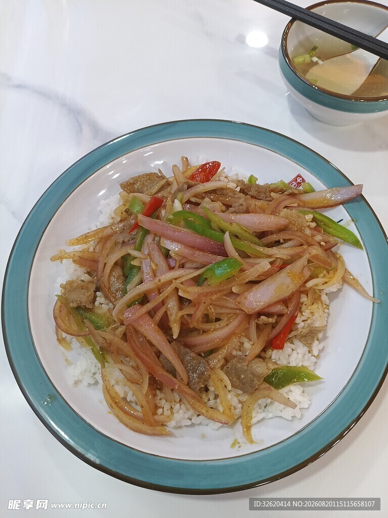 洋葱青椒炒肉 盖浇饭