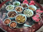 丰盛中式菜肴摆满圆桌
