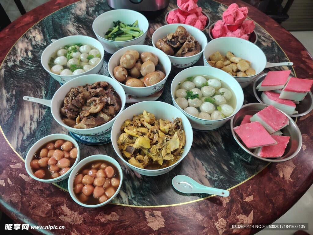 丰盛中式菜肴摆满圆桌