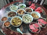 丰盛食材摆满一桌