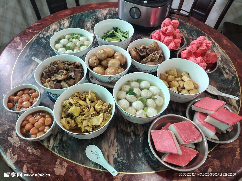 丰盛食材摆满一桌