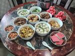 丰盛美食摆满桌