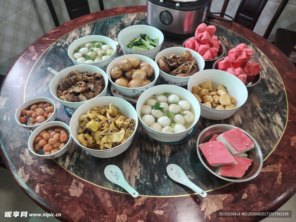 丰盛美食摆满桌