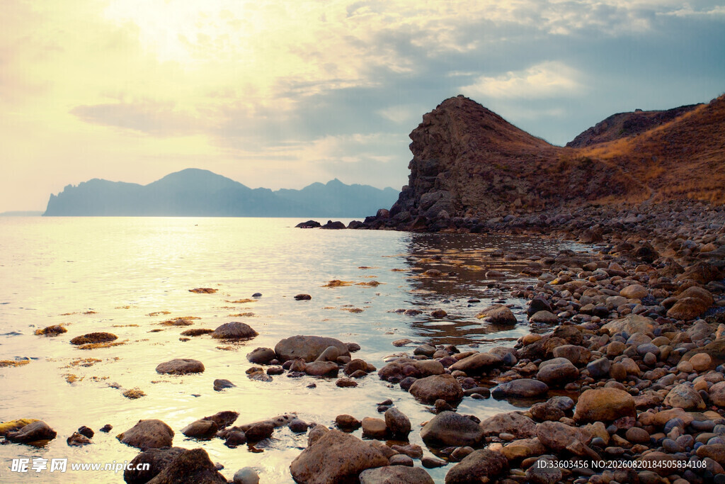 海边日落时的岩石美景