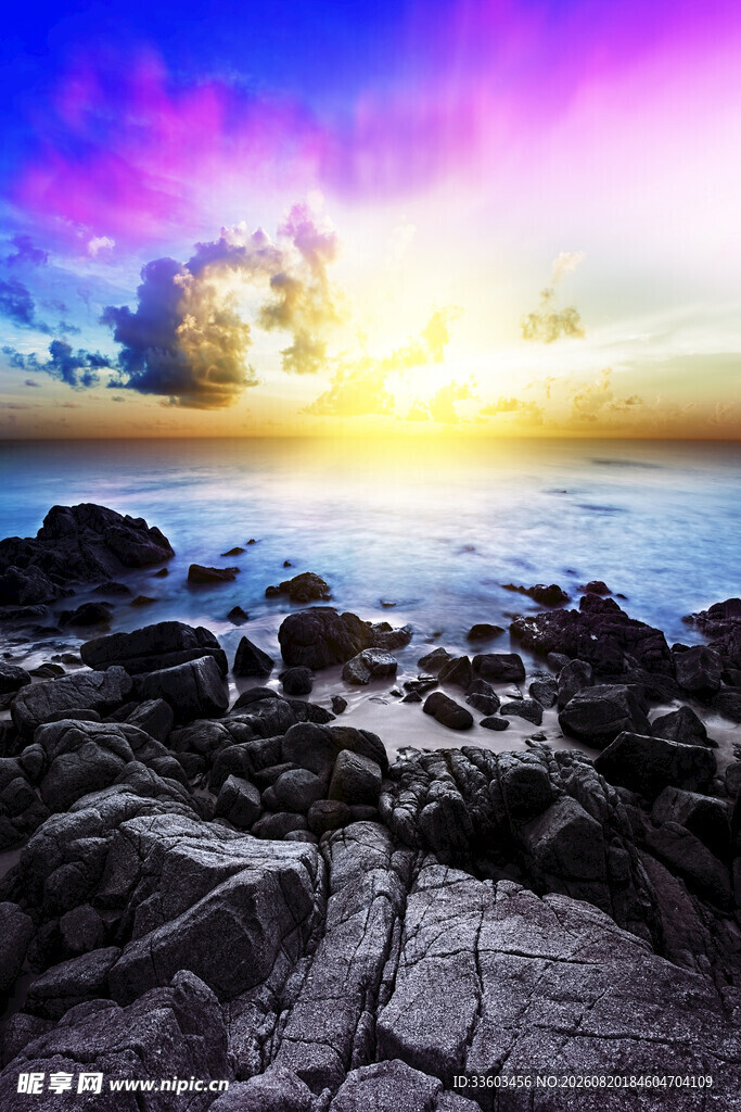海边绚丽日出与嶙峋礁石
