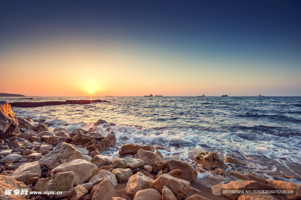 海边日落礁石与海浪美景