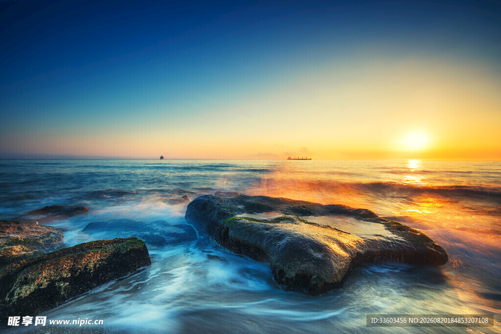 海边日落时的礁石美景