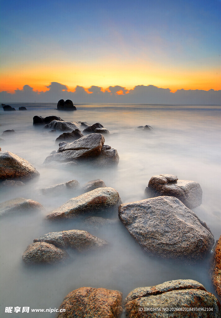 海边日出下的礁石美景