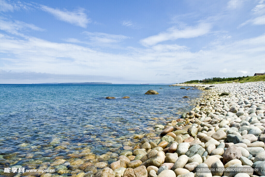海边鹅卵石与清澈海水