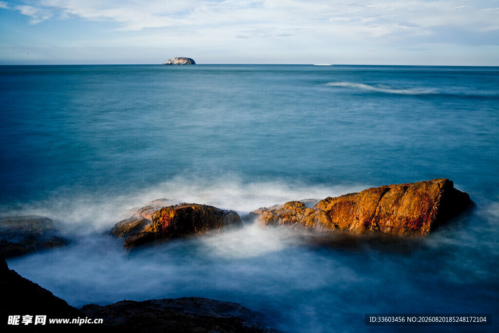 海边礁石与壮阔海景