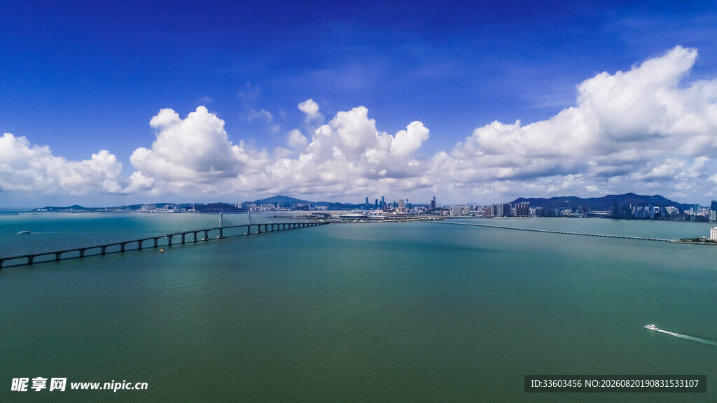 海上大桥与蓝天碧海景观