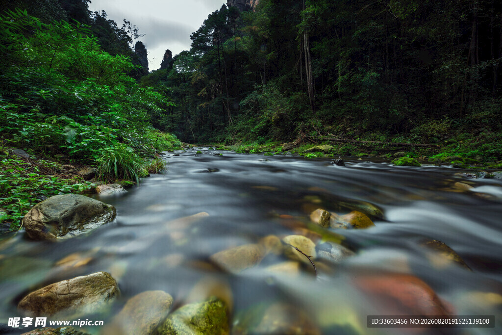 山间溪流绿意盎然的自然景