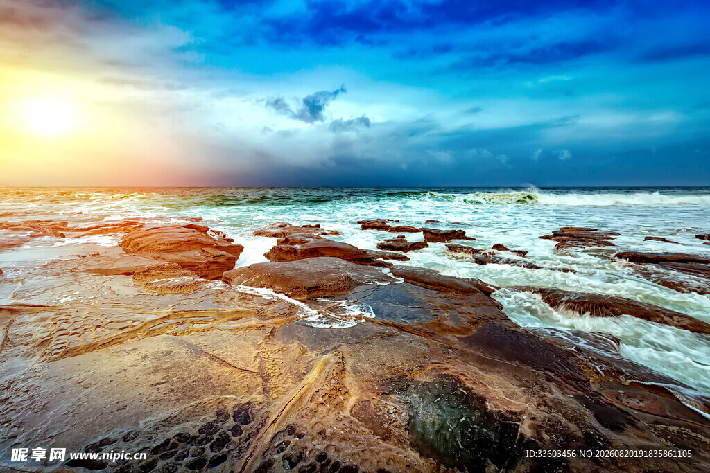 海边日出礁石与海浪美景