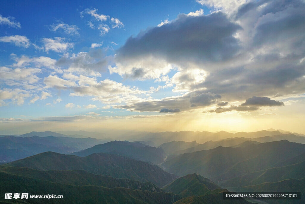 壮丽山间日出美景