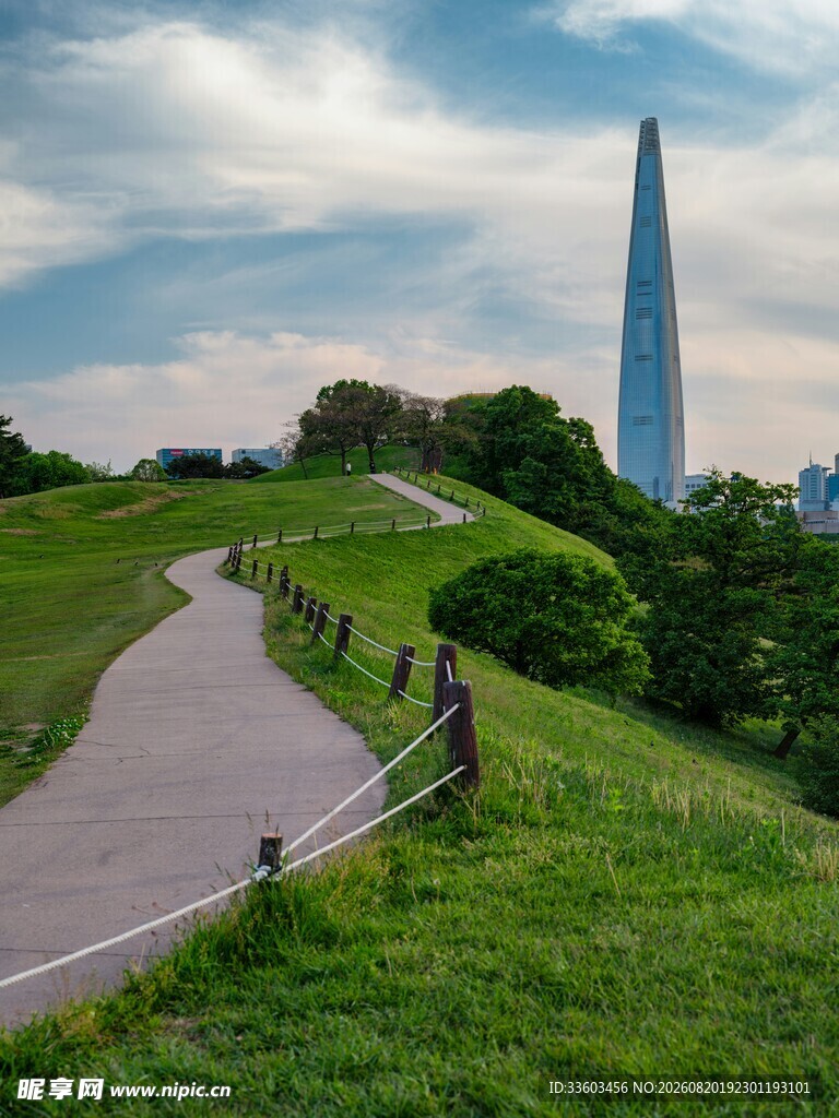 城市绿地中的高耸建筑景观