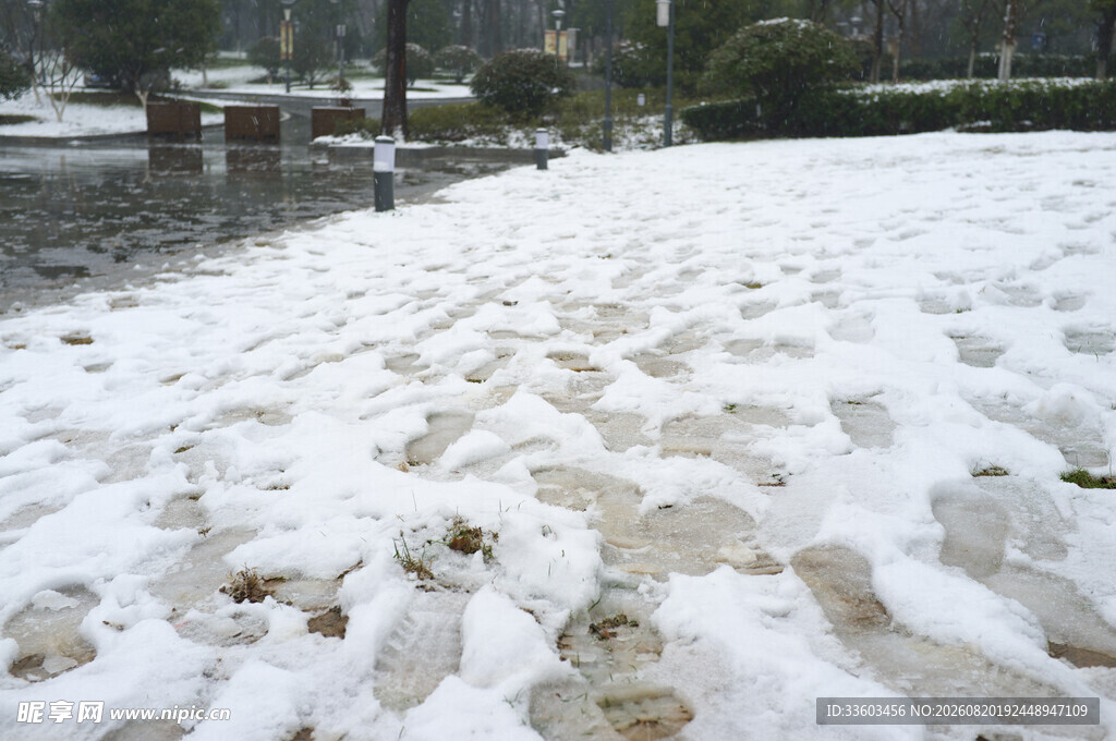 雪地中的杂乱脚印