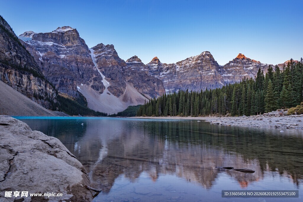 宁静湖畔的壮丽山景