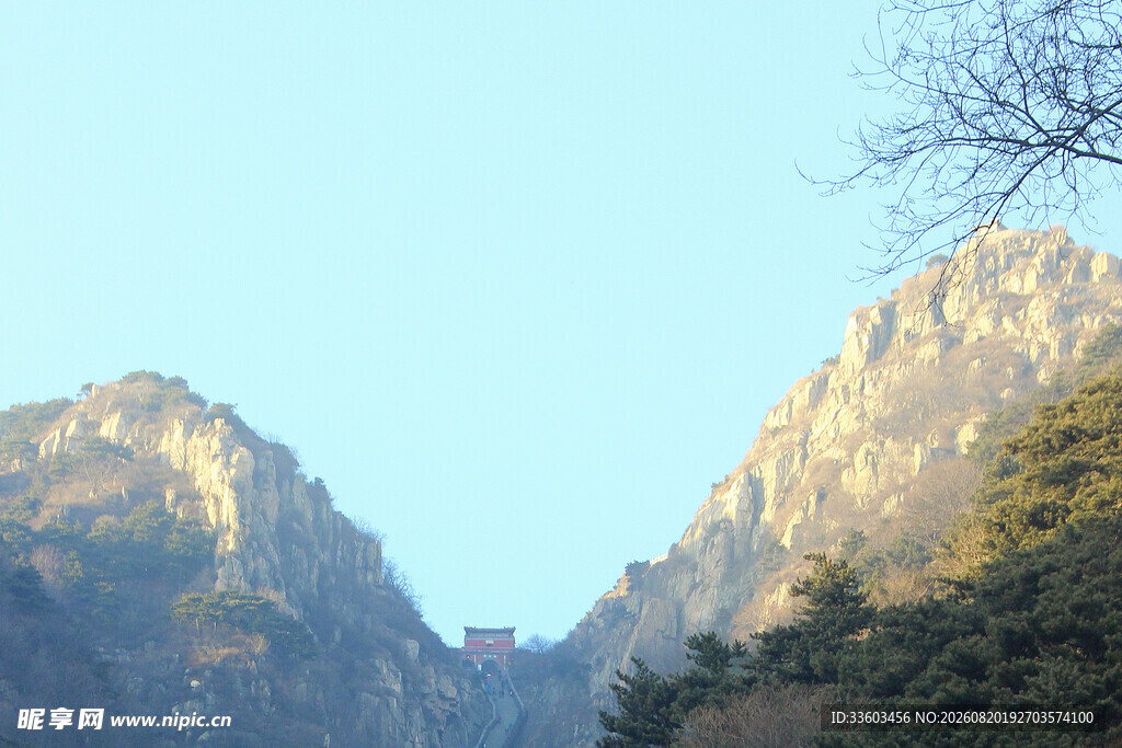 巍峨山峦间的壮丽景致