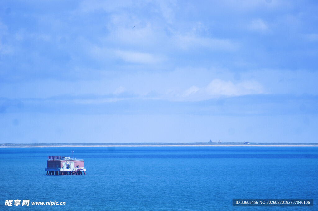 海上孤舟蓝天碧海之景