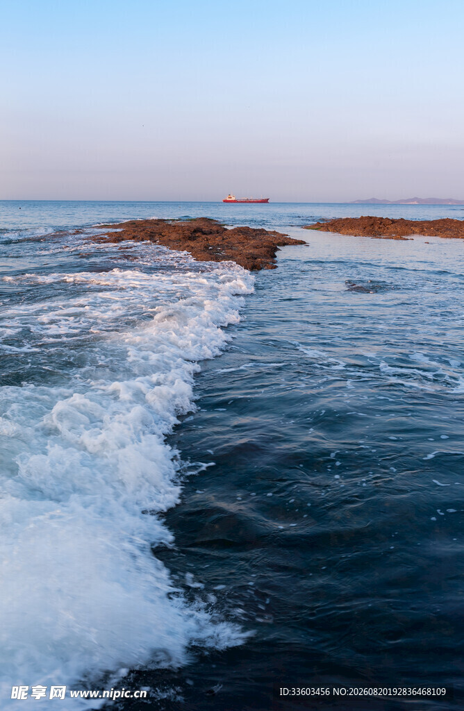 海边浪花拍打岸边景致