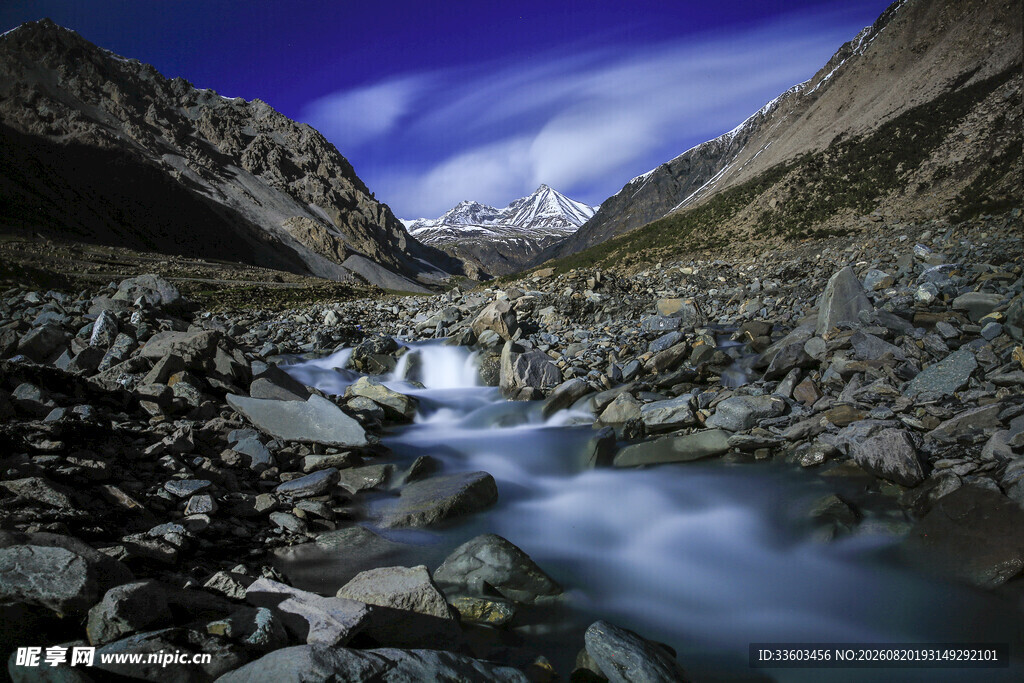 山间溪流碎石与远山美景