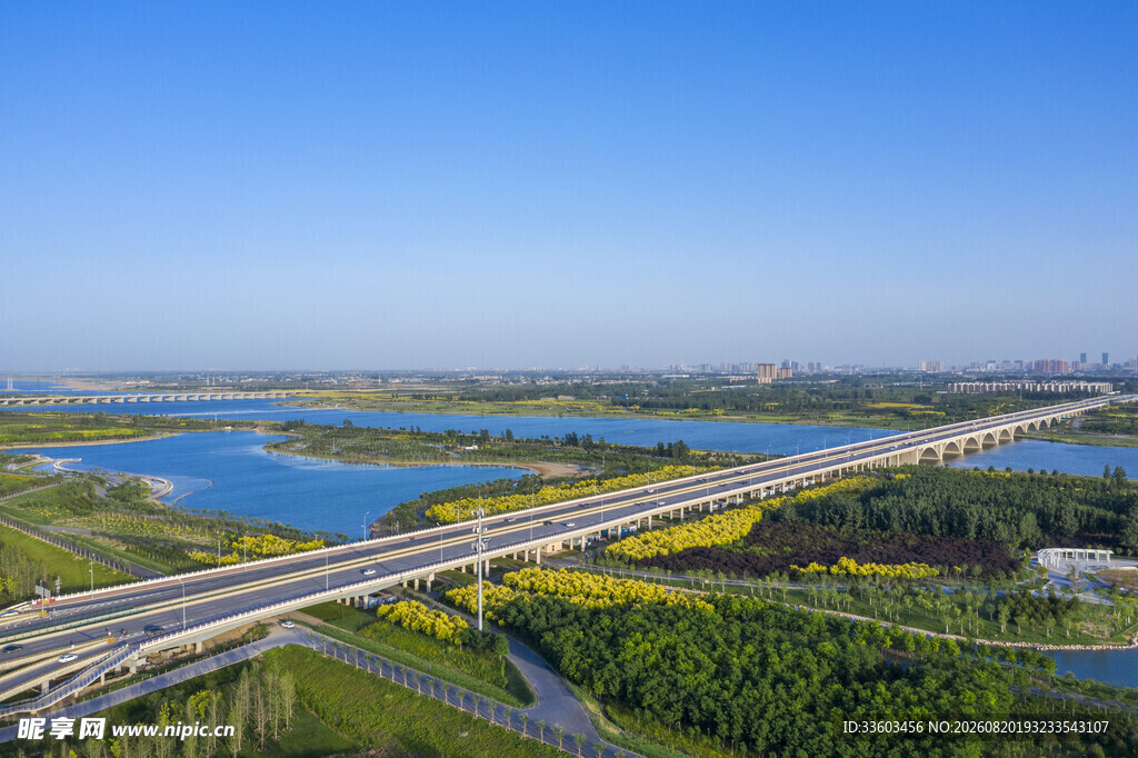 公路穿湖景风光旖旎