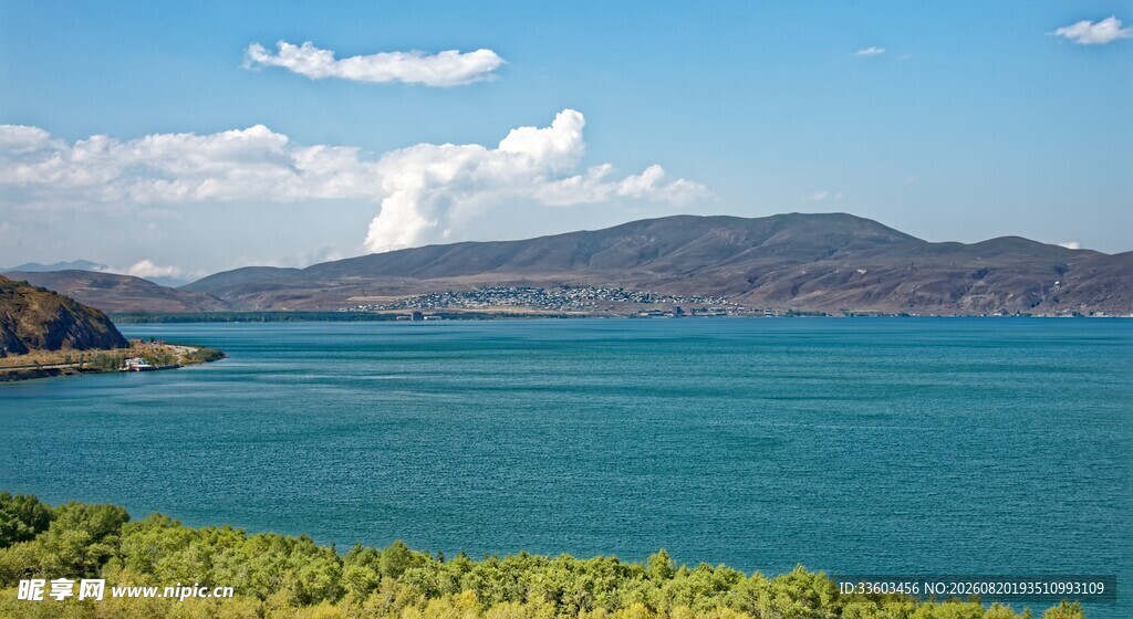 美丽湖景与远山风光