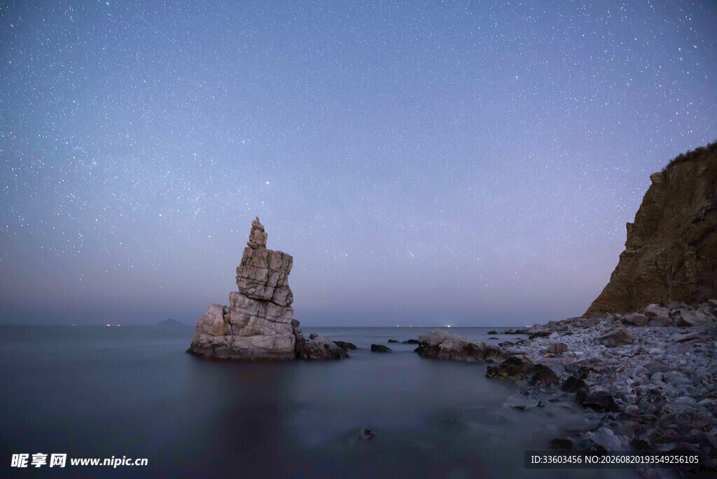 海边孤石的静谧黄昏