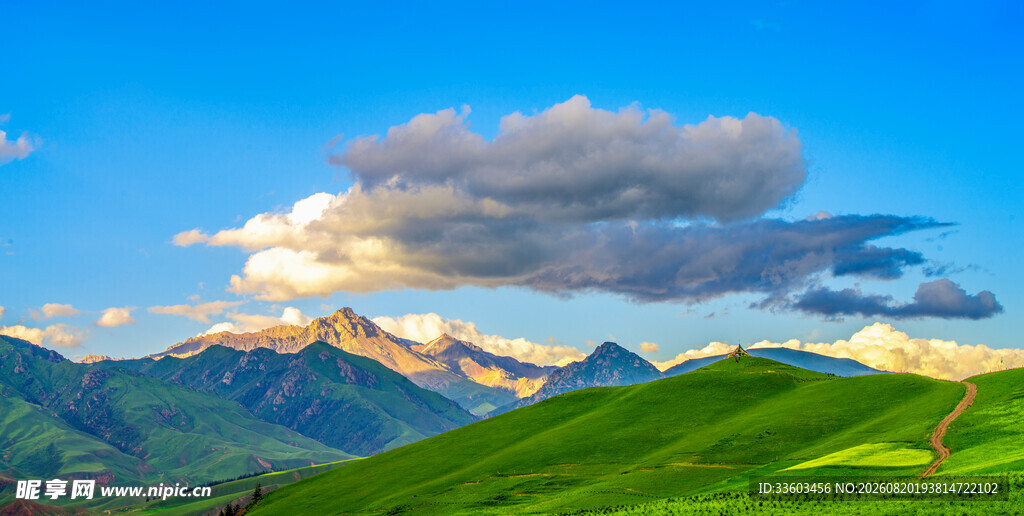 青山蓝天间的壮美山景