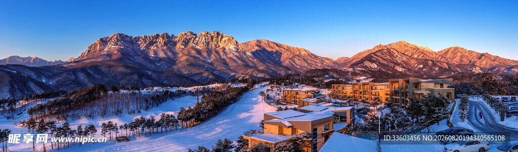 雪覆山峦下的美丽村落