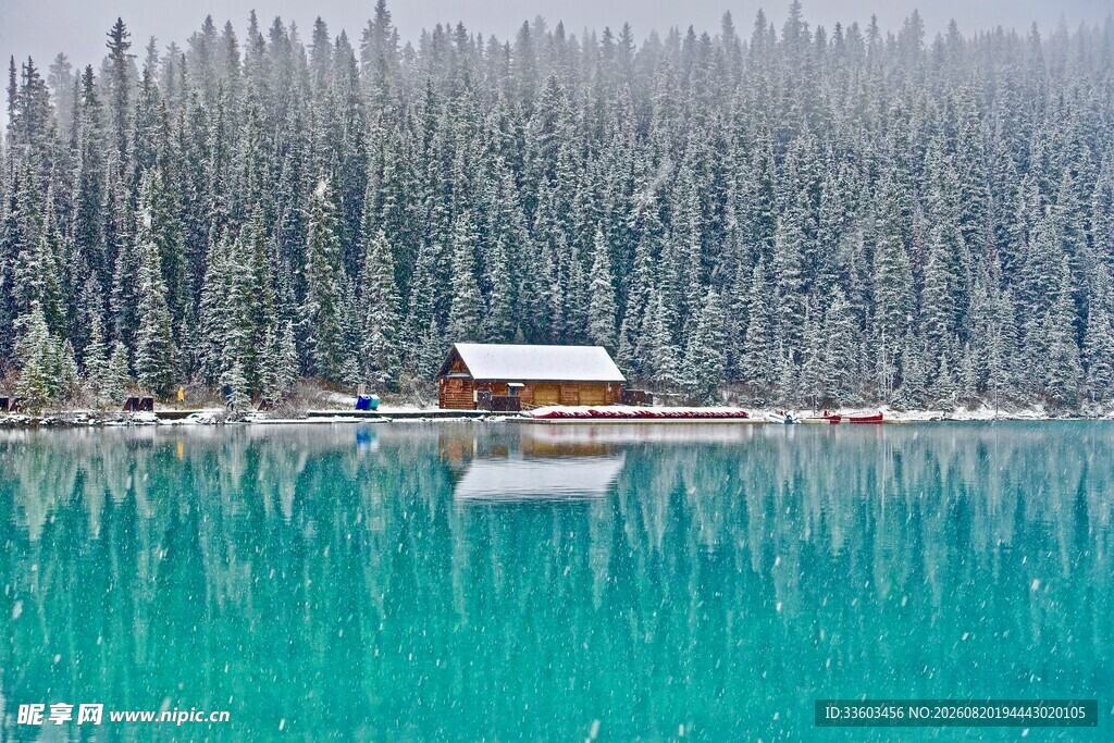 湖畔雪林小屋的静谧美景
