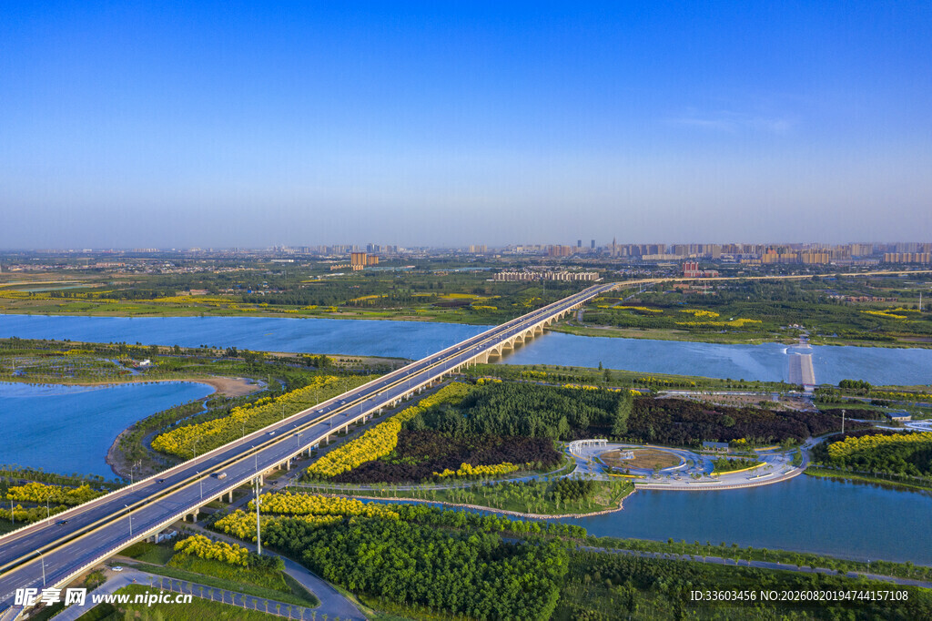 航拍公路旁的美丽水域景观