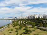 城市河畔绿意景观