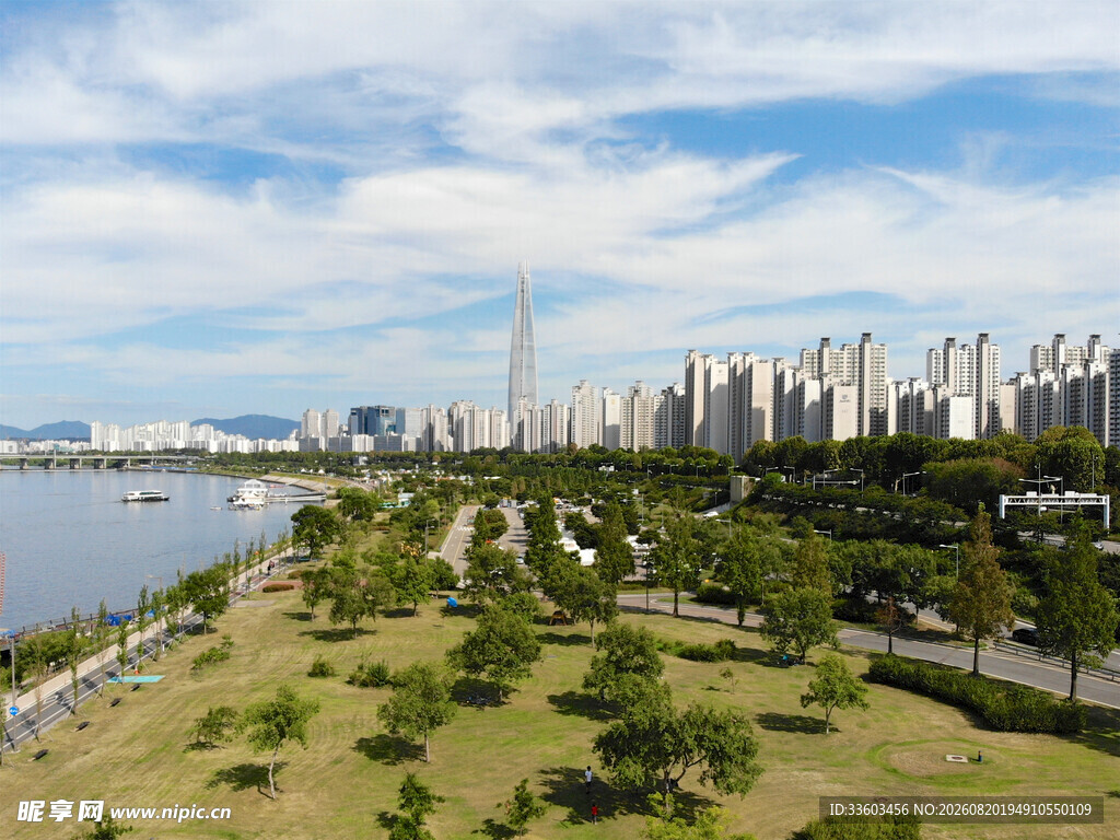 城市河畔绿意景观