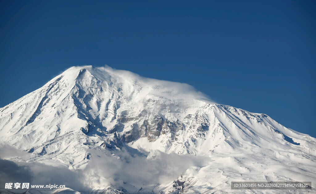 巍峨雪山壮丽景致