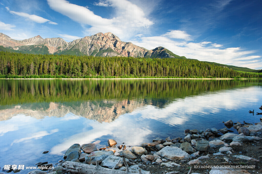 湖光山色中的静谧自然美景