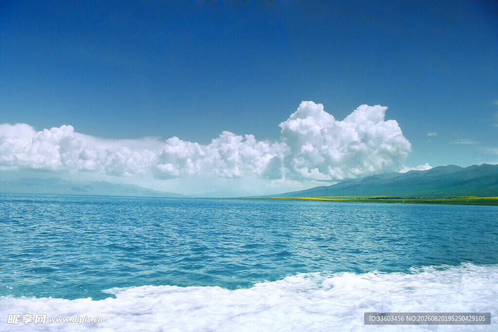 碧海蓝天云朵下的壮阔海景