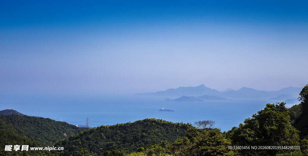 青山碧海间的美丽景致
