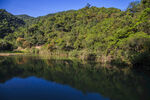 青山碧水间的静谧湖景