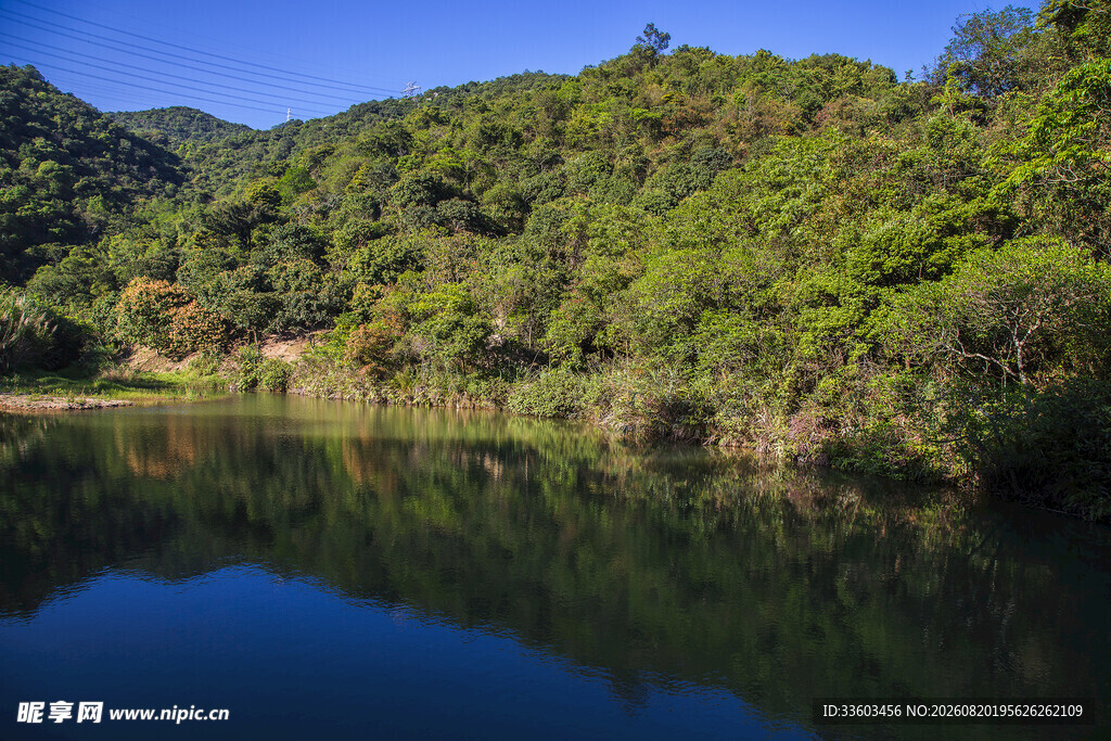 青山碧水间的静谧湖景