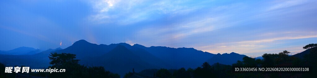 黄昏时分的壮丽山峦景色