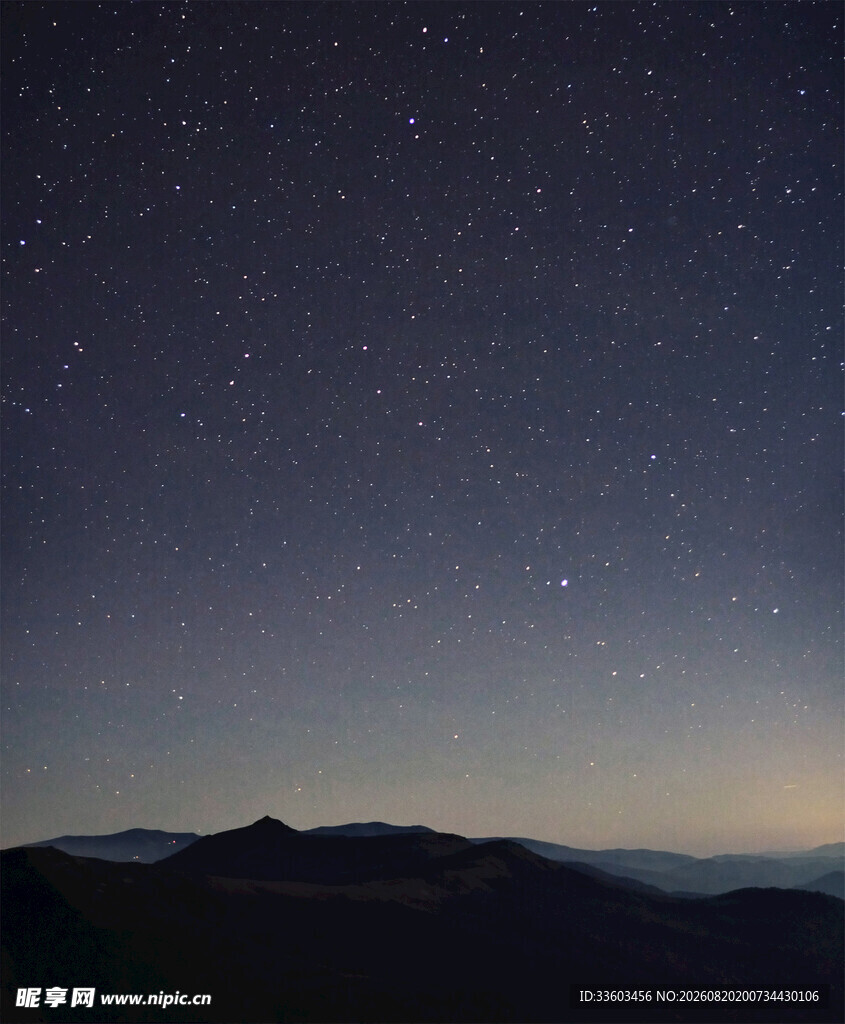 夜空下的山峦与闪烁繁星