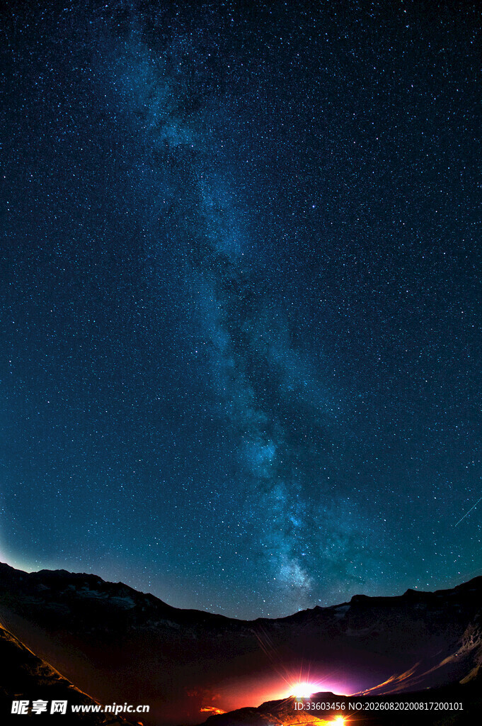星空下的篝火与壮丽山脉